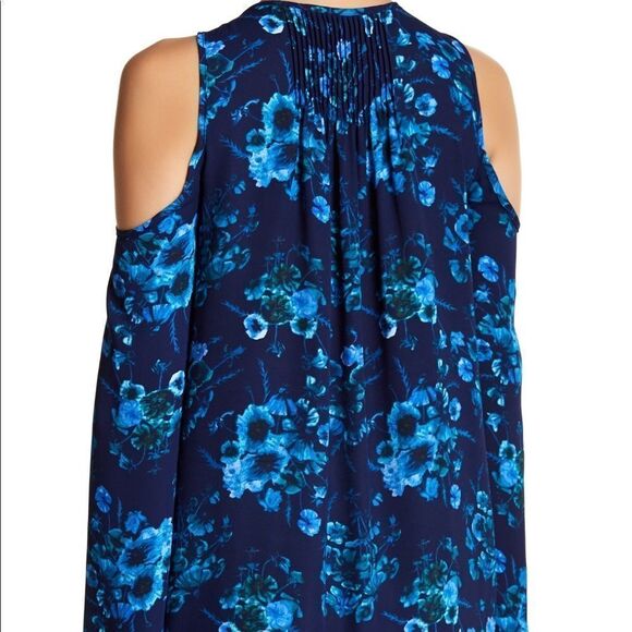 ✨ Philosophy Apparel
Floral Cold-Shoulder Tunic✨ - Picture 2 of 8